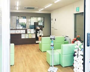 にじいろ薬局 内観