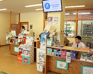 サンプラザ薬局八幡 内観